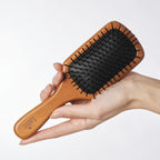 LADOR Middle Wooden Paddle Brush en mano