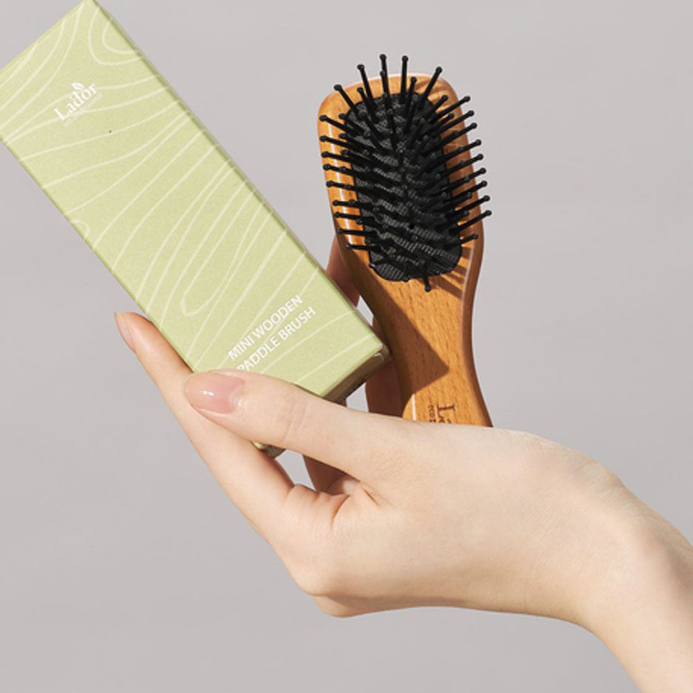 LADOR Mini Wooden Paddle Brush en mano